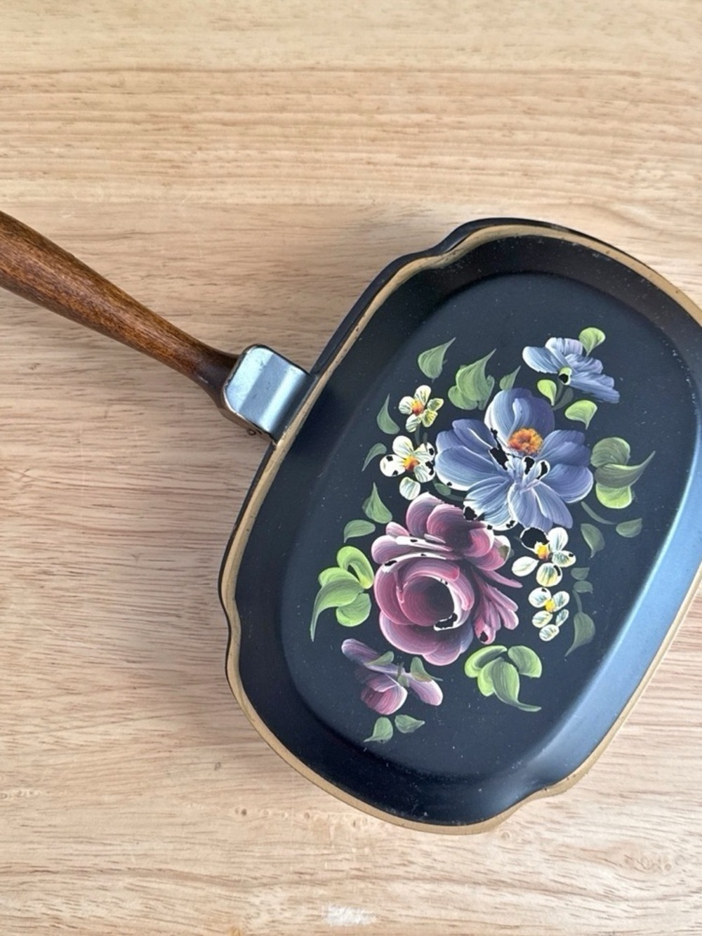 Vintage Toleware Hand Painted Silent Butler Crumb Catcher Wooden Handle Nashco - Picture 13 of 15
